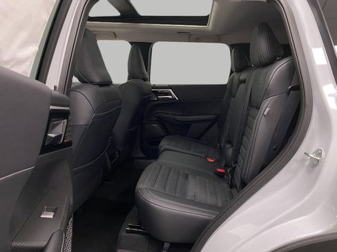 New 2025 Mitsubishi Outlander SE image 30