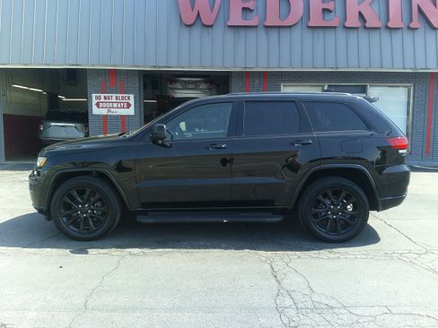 Used 2018 Jeep Grand Cherokee Altitude AWD/4WD image 3