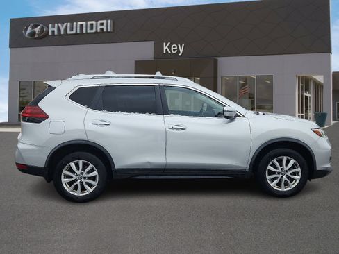 Used 2018 Nissan Rogue SV w/ Premium Package image 3