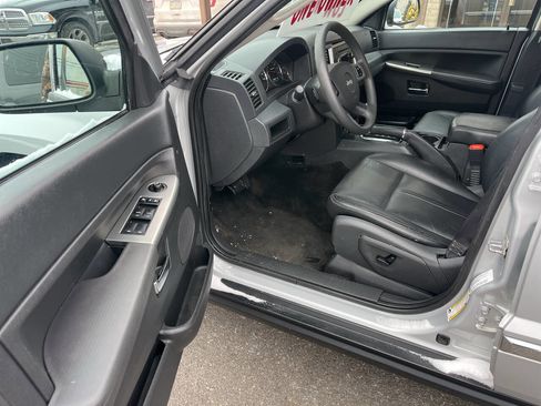 Used 2010 Jeep Grand Cherokee Laredo image 12