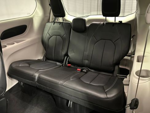 Used 2024 Chrysler Pacifica Touring-L image 24