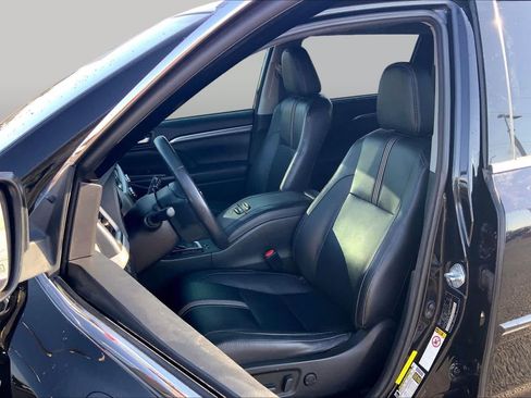 Used 2018 Toyota Highlander SE FWD image 8