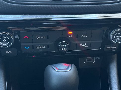 New 2026 Jeep Compass Latitude image 17