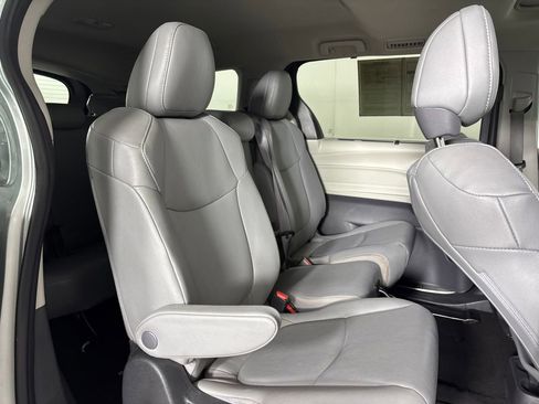 Used 2024 Toyota Sienna XLE FWD image 23
