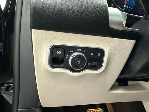 Used 2023 Mercedes-Benz GLB 250 4MATIC w/ Premium Package image 34