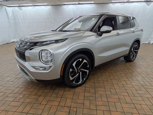 Used 2024 Mitsubishi Outlander SE image 3