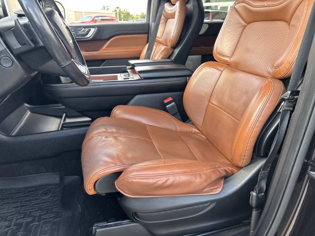 Used 2020 Lincoln Navigator L Reserve w/ Luxury Package RWD image 19