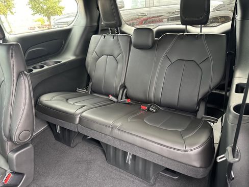 New 2026 Chrysler Pacifica Select image 46