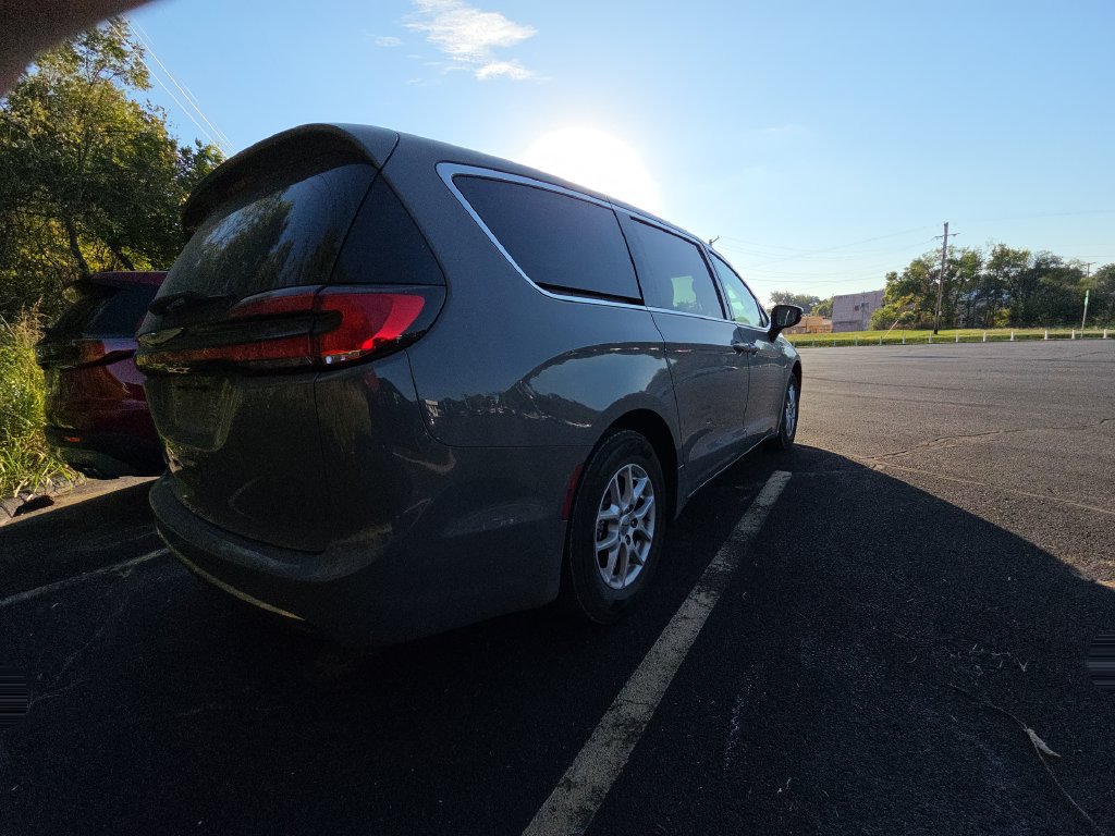 Used 2023 Chrysler Pacifica Touring-L FWD image 6