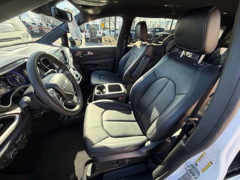Used 2025 Chrysler Pacifica Select FWD image 23