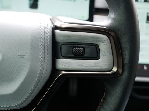 Used 2025 Rivian R1S Premium image 29