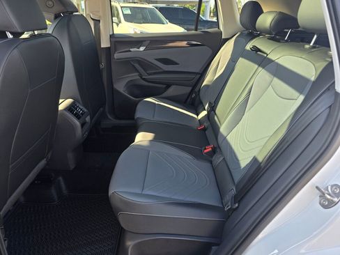 New 2025 Volkswagen Tiguan SE image 30