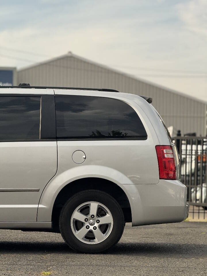 Used 2010 Dodge Grand Caravan SXT FWD image 16