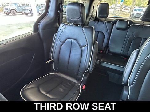 Used 2025 Chrysler Pacifica Limited image 12