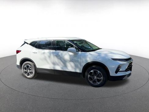 Used 2025 Chevrolet Blazer LT image 2