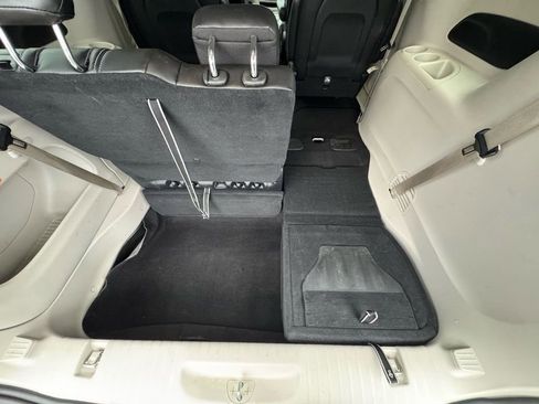 Used 2023 Chrysler Pacifica Touring-L image 13