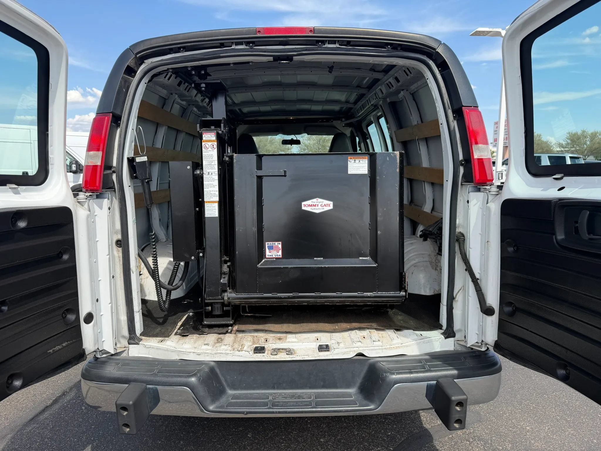 Used 2018 Chevrolet Express 2500 w/ Driver Convenience Package RWD image 10