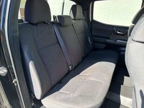 Used 2017 Toyota Tacoma TRD Sport w/ Tow Package (A/T) image 11