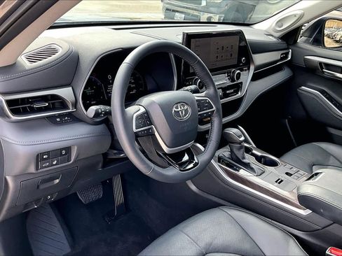 Used 2024 Toyota Highlander Limited image 16