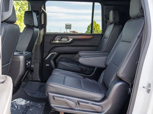 Used 2025 GMC Yukon XL Denali AWD/4WD image 8
