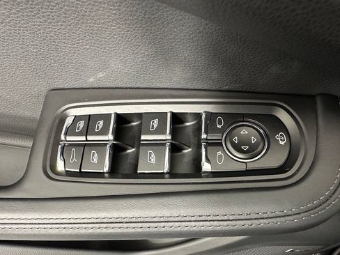 Certified 2025 Porsche Macan w/ Premium Package Plus AWD/4WD image 18