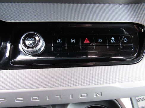 Used 2025 Ford Expedition Active image 19