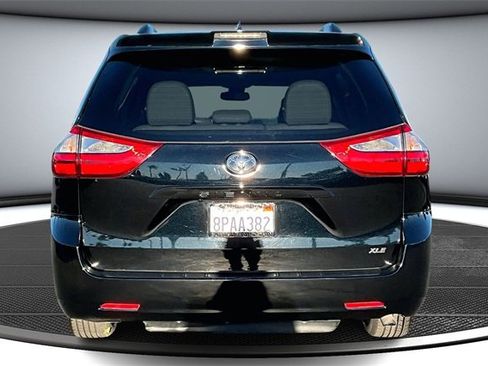 Used 2018 Toyota Sienna XLE Premium image 5