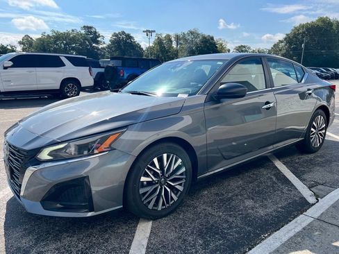 Used 2025 Nissan Altima 2.5 SV FWD image 24