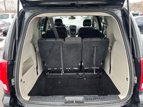 Used 2019 Dodge Grand Caravan SE w/ UConnect Hands-Free Group image 18