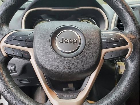 Used 2018 Jeep Cherokee Latitude FWD image 16