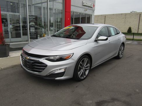 Used 2021 Chevrolet Malibu LT FWD image 2