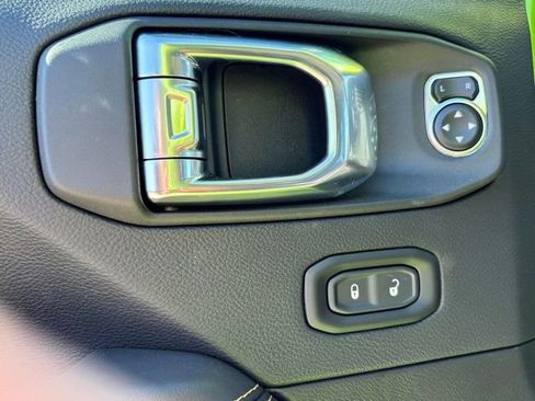 Certified 2025 Jeep Gladiator High Tide image 17