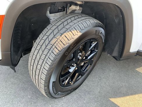 Used 2024 Jeep Grand Cherokee L Laredo image 12