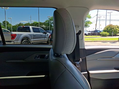 Used 2025 Ford Explorer Active w/ Active Comfort Package AWD/4WD image 12