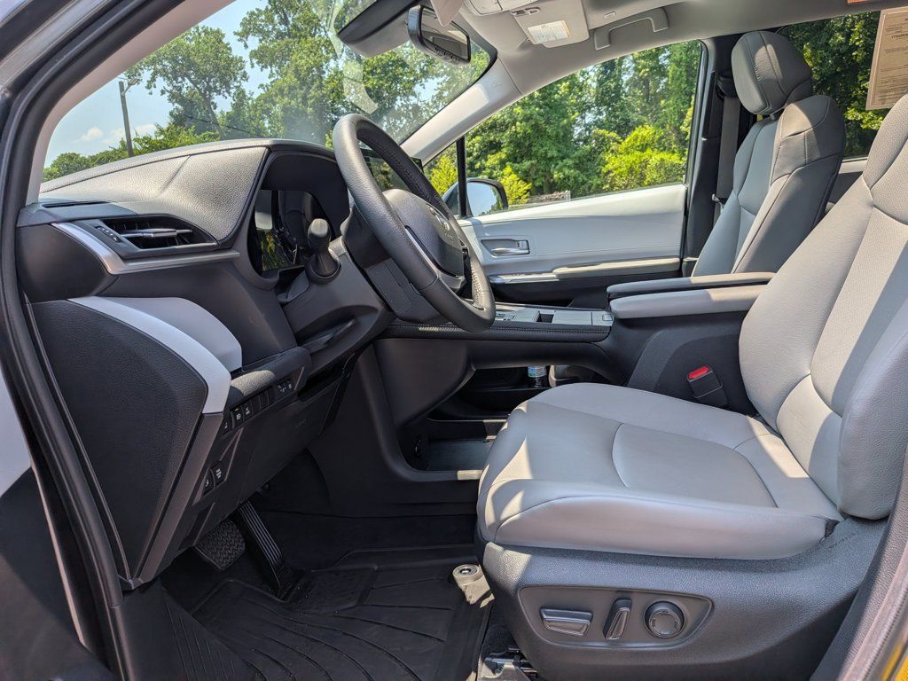 Used 2025 Toyota Sienna XLE w/ XLE Plus Package FWD image 11