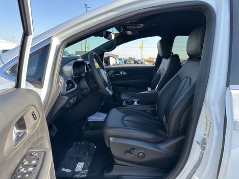 New 2026 Chrysler Pacifica Select image 8