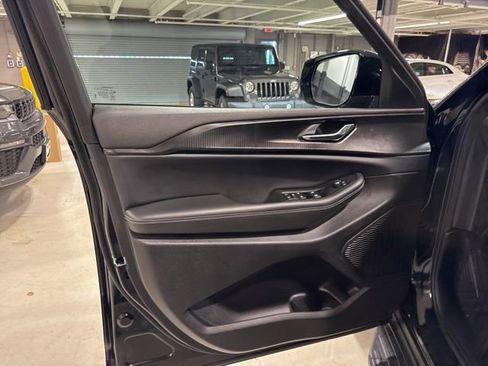 Used 2025 Jeep Grand Cherokee Altitude image 36