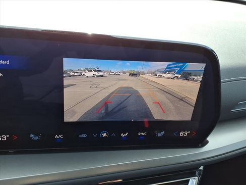 Used 2025 Chevrolet Traverse LT image 12