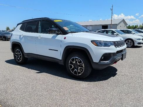 Used 2025 Jeep Compass Trailhawk AWD/4WD image 2