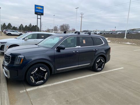 Used 2025 Kia Telluride S image 1