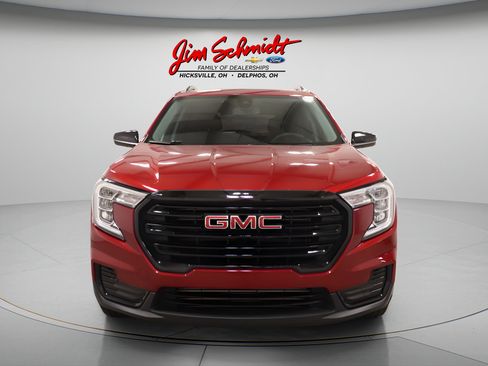 Used 2023 GMC Terrain SLE w/ Driver Convenience Package FWD image 3