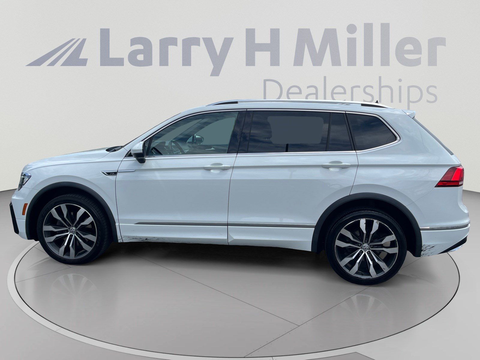 Used 2020 Volkswagen Tiguan SEL Premium R-Line w/ 3rd Row Seat Package AWD/4WD image 2