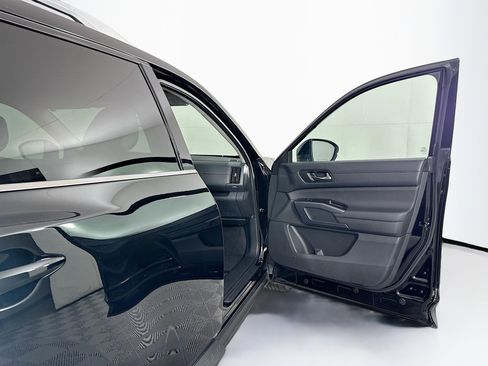 Used 2023 Nissan Pathfinder SL w/ Black Appearance Package AWD/4WD image 34