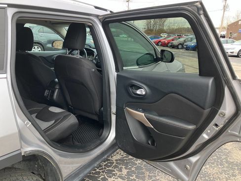 Used 2018 Jeep Cherokee Latitude w/ Cold Weather Group image 15