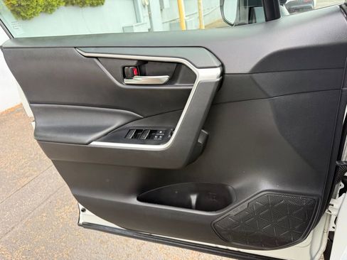 Used 2022 Toyota RAV4 XLE image 22