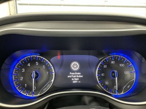 Used 2024 Chrysler Pacifica Touring-L image 10