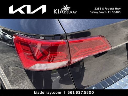 Used 2023 Volkswagen Taos SE w/ Panoramic Sunroof Package FWD image 7