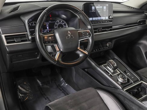 Used 2024 Mitsubishi Outlander AWD image 3