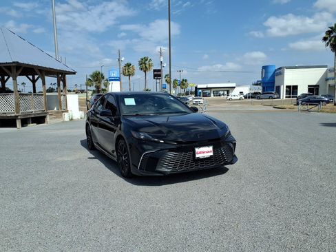 Used 2025 Toyota Camry SE w/ Convenience Package FWD image 2