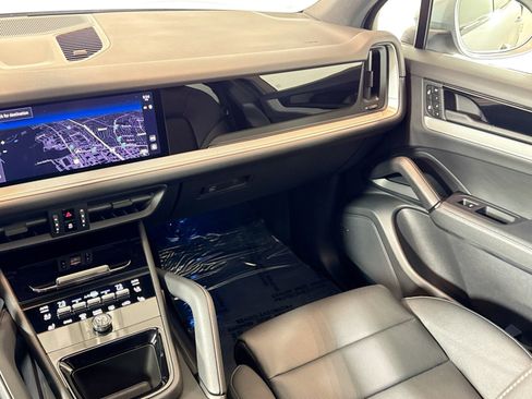 Used 2025 Porsche Cayenne image 21